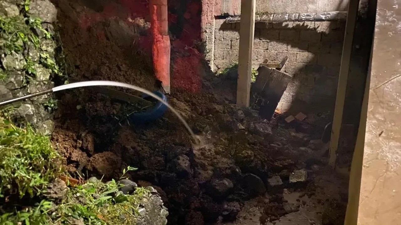 Hopa'da istinat duvarı çöktü: Bina tahliye edildi!