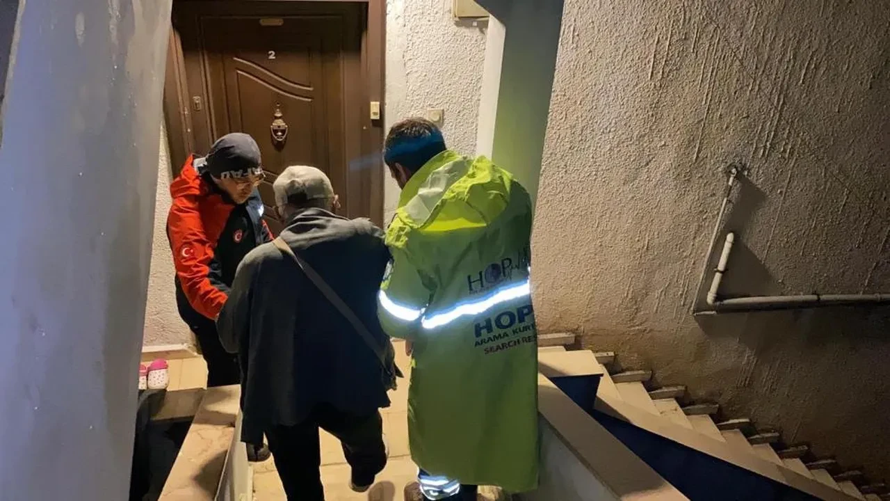 Hopa'da istinat duvarı çöktü: Bina tahliye edildi!