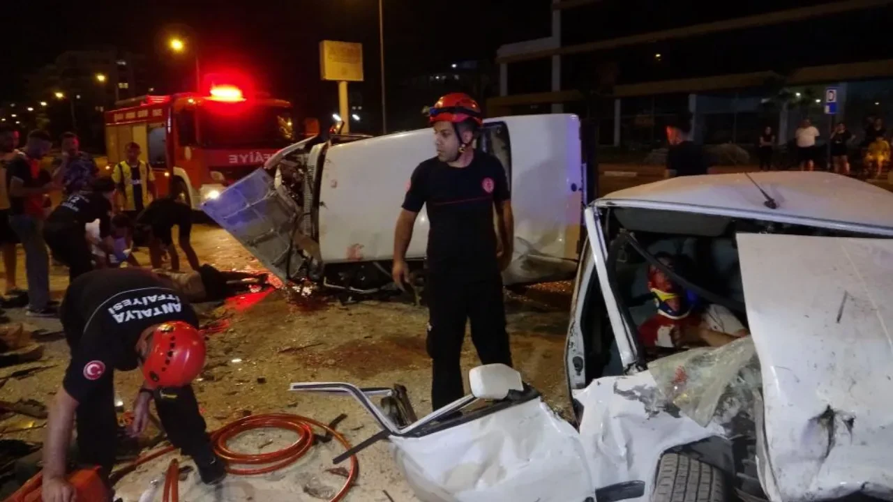  İki Tofaş kafa kafaya çarpıştı! Kaza sonrası korkunç manzara ve can pazarı