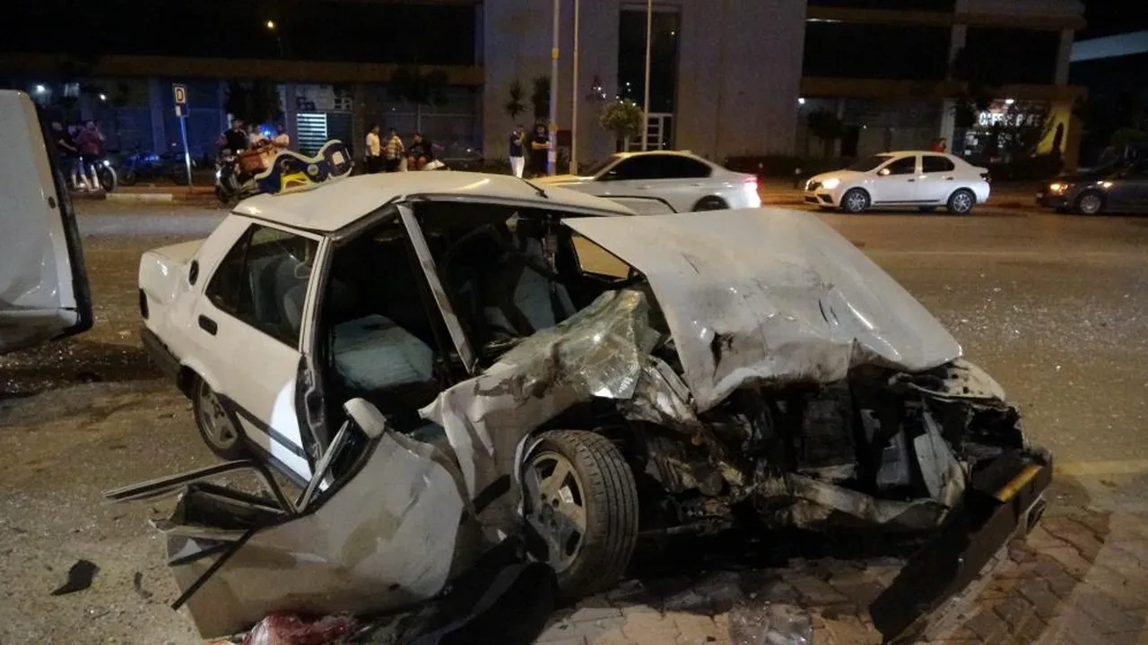  İki Tofaş kafa kafaya çarpıştı! Kaza sonrası korkunç manzara ve can pazarı