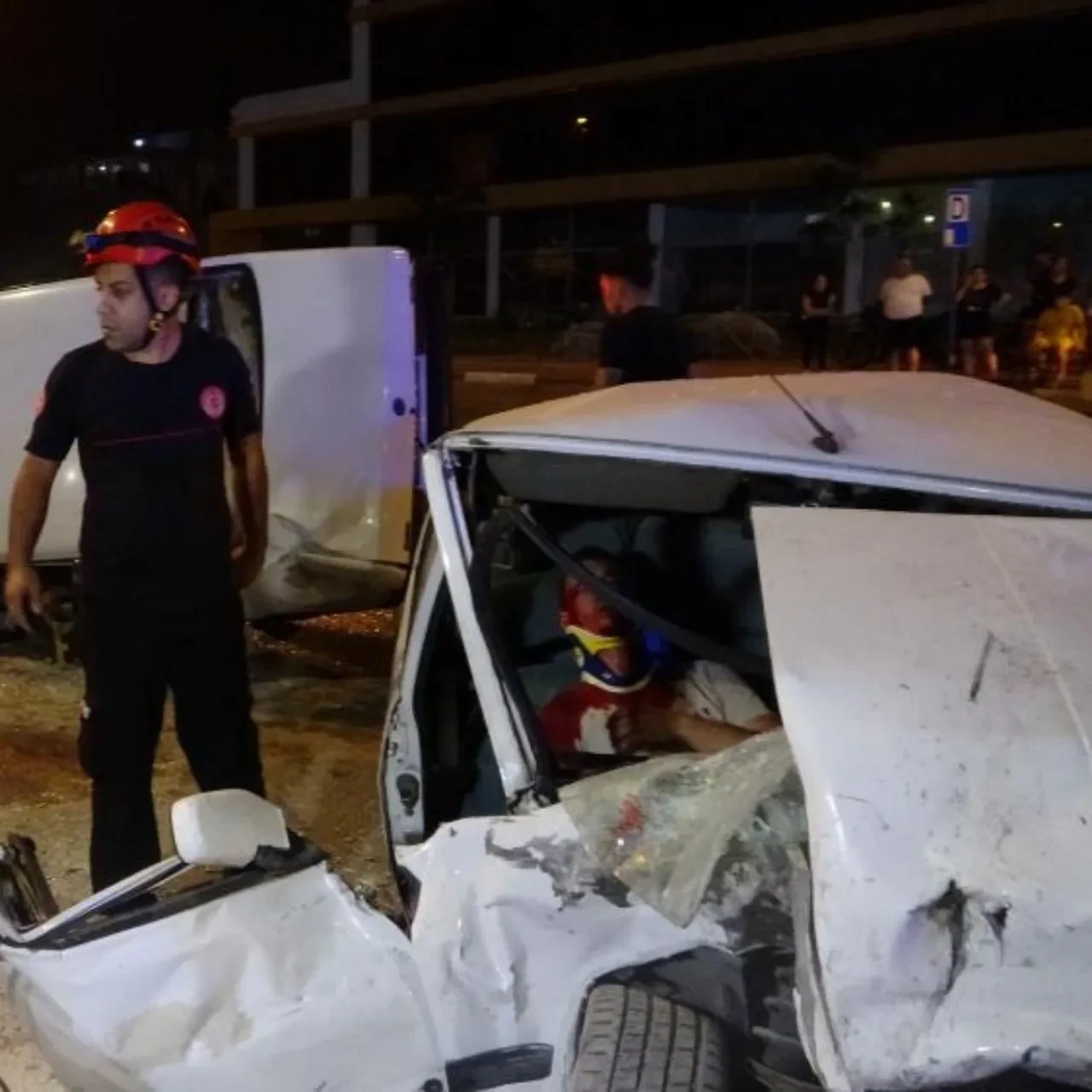  İki Tofaş kafa kafaya çarpıştı! Kaza sonrası korkunç manzara ve can pazarı