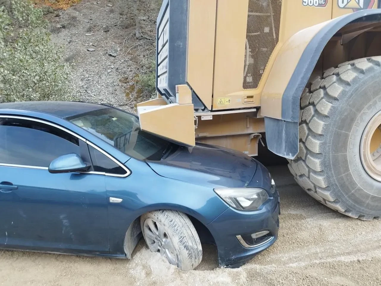 İş makinisti fark etmedi bile... Yaşlı kadın feci şekilde can verdi