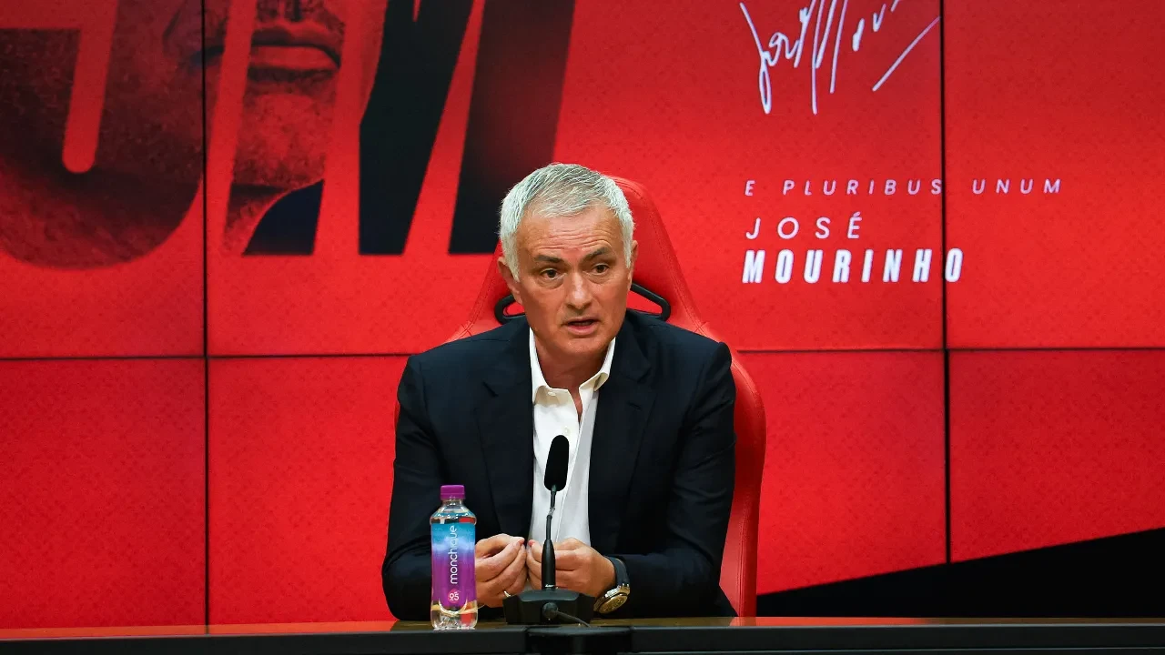 /spor/jose-mourinho-imzayi-atti-fenerbahce-sonrasinda-surpriz-anlasma-3249823