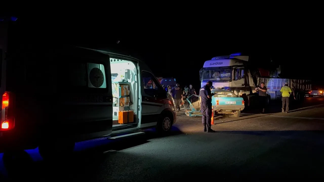 Kahramanmaraş'ta feci kaza! Tır ile otomobil kafa kafaya çarpıştı: 3 ölü