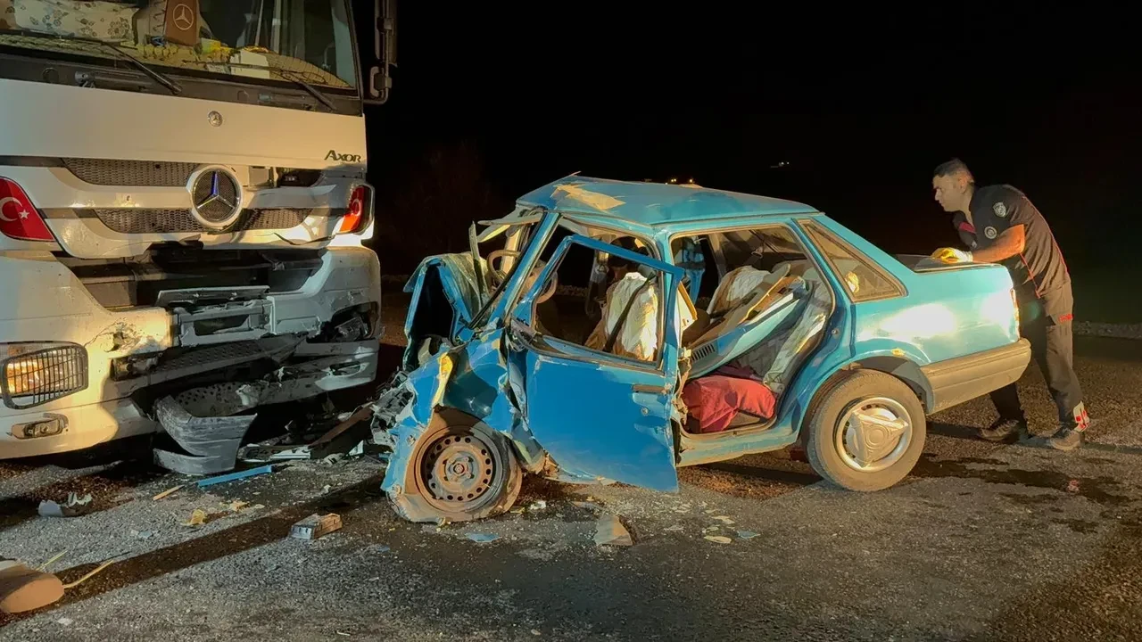 Kahramanmaraş'ta feci kaza! Tır ile otomobil kafa kafaya çarpıştı: 3 ölü
