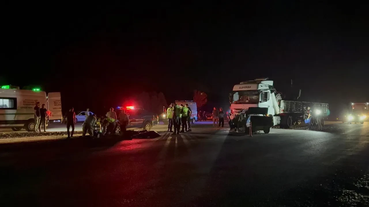 Kahramanmaraş'ta feci kaza! Tır ile otomobil kafa kafaya çarpıştı: 3 ölü