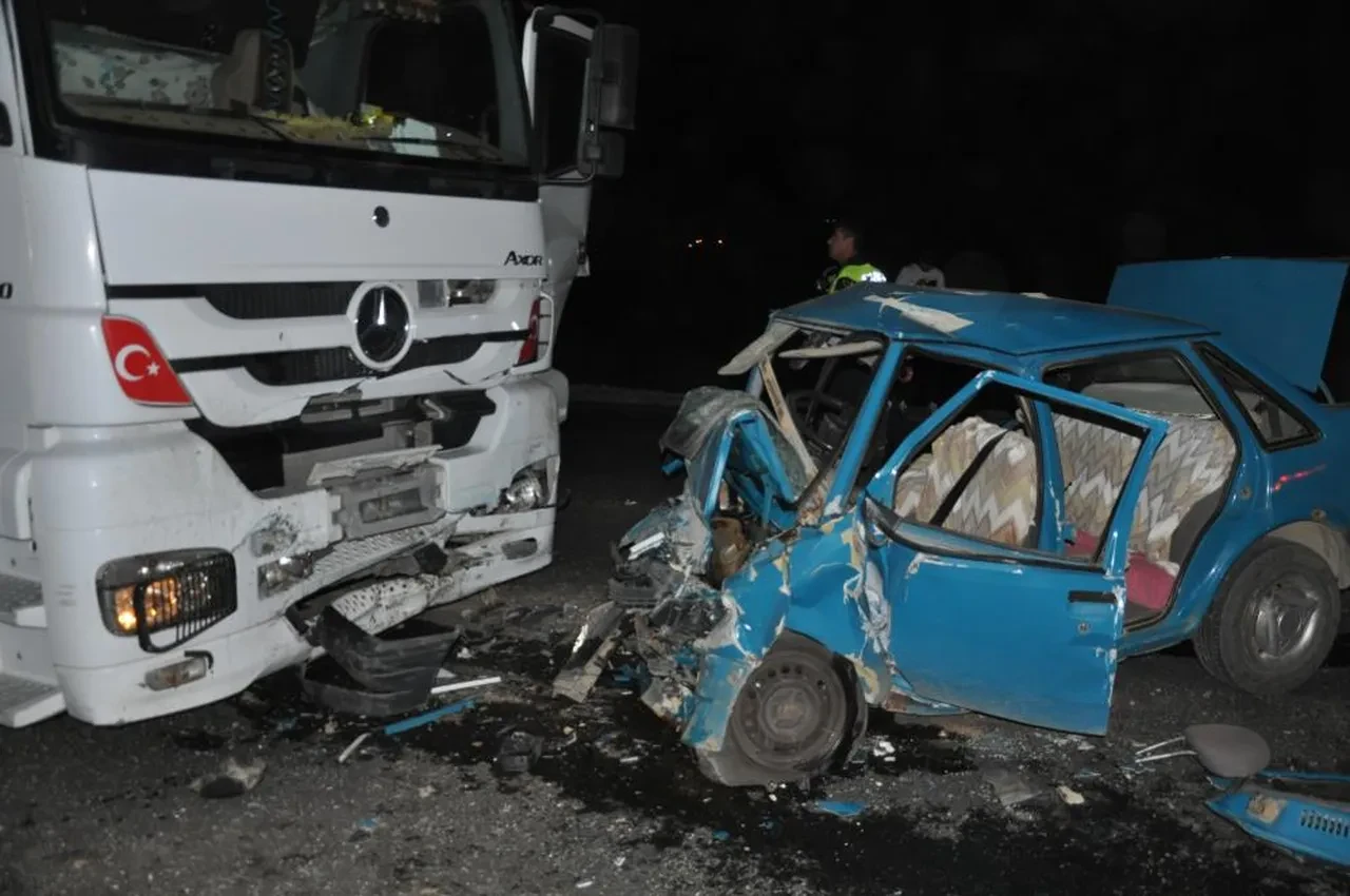 Kahramanmaraş'ta feci kaza! Tır ile otomobil kafa kafaya çarpıştı: 3 ölü