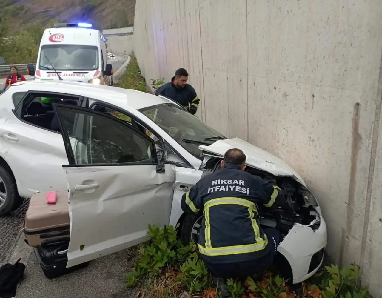 Kazaya müdahale eden polislere otomobil çarptı: Çok sayıda yaralı var