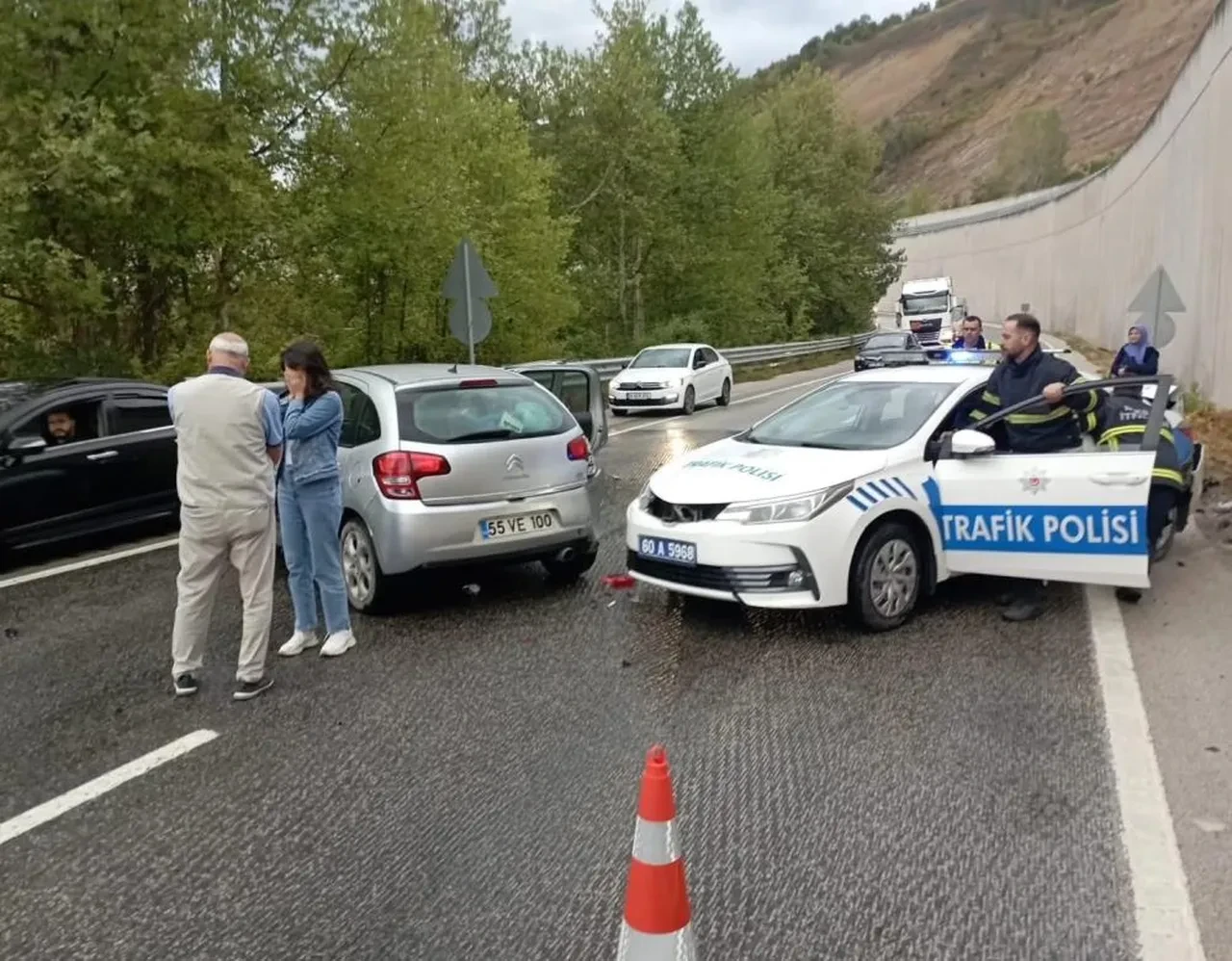 Kazaya müdahale eden polislere otomobil çarptı: Çok sayıda yaralı var