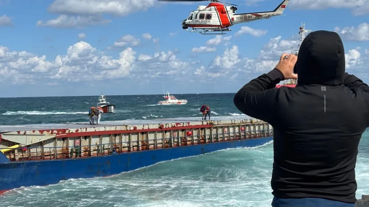 Kocaeli'de kargo gemisi karaya oturdu! Nefes kesen kurtarma operasyonu