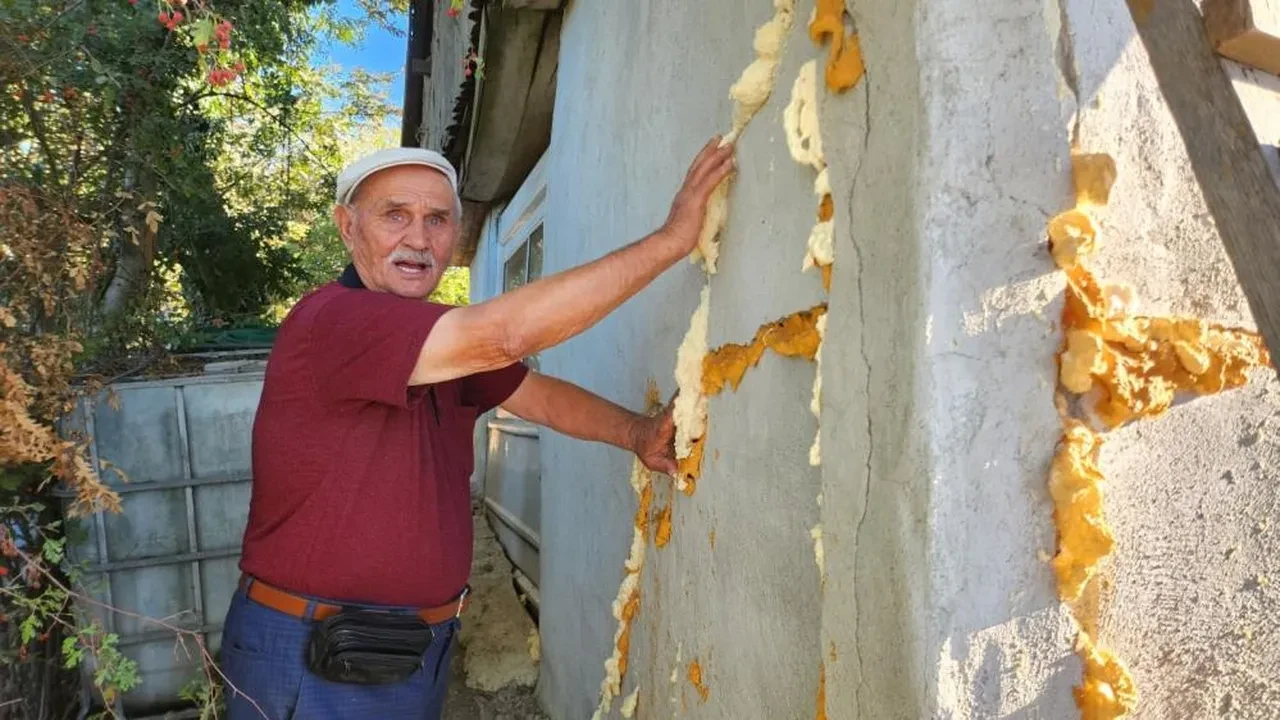 Köylülerin gözüne uyku girmiyor! Ev ikiye bölündü