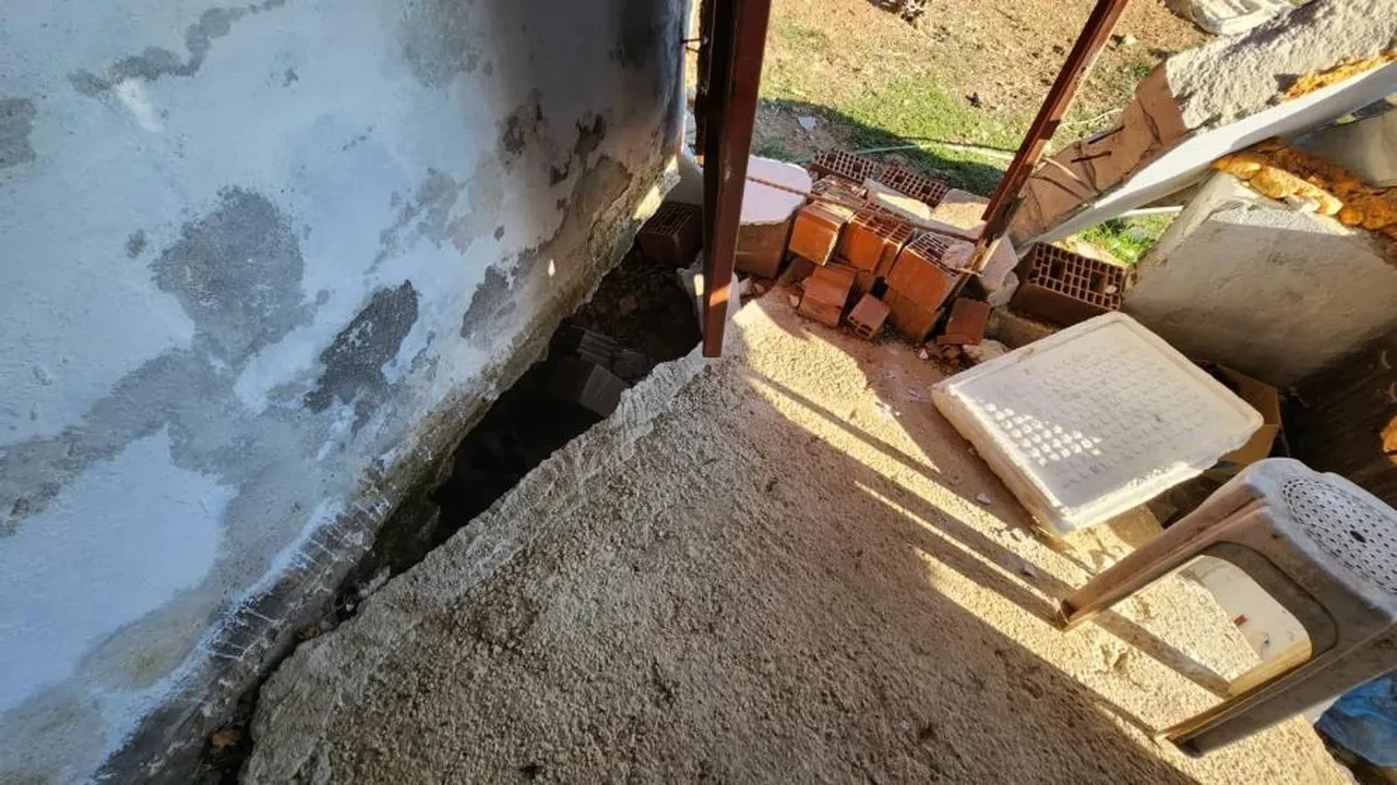 Köylülerin gözüne uyku girmiyor! Ev ikiye bölündü