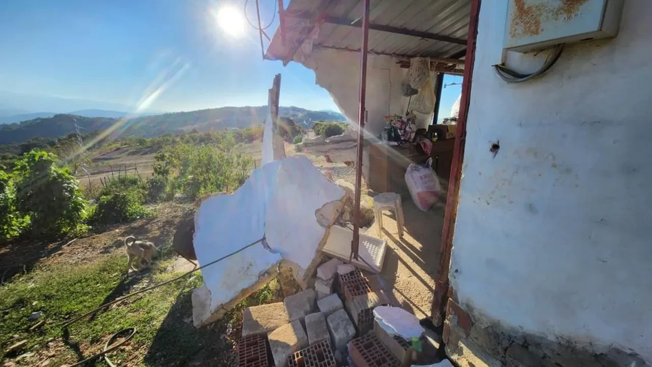 Köylülerin gözüne uyku girmiyor! Ev ikiye bölündü