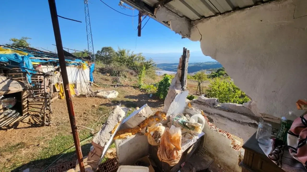 Köylülerin gözüne uyku girmiyor! Ev ikiye bölündü