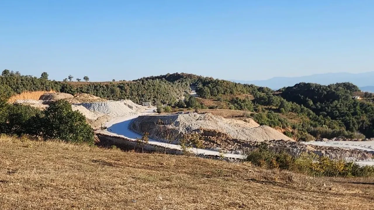 Köylülerin gözüne uyku girmiyor! Ev ikiye bölündü