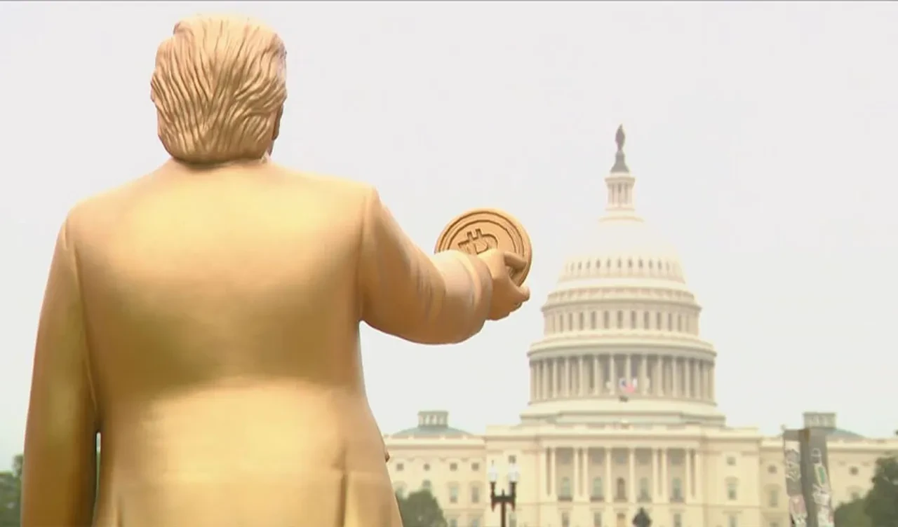 Kripto yatırımcılarından Trump'a jest! Kongre Binası karşısına altın heykeli dikildi