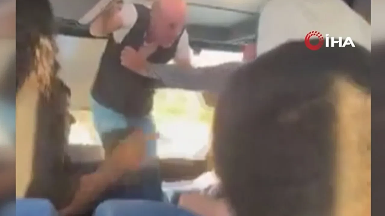 Otobüste ortalık karıştı! Şoför ile yolcunun kavgası kameralara yansıdı