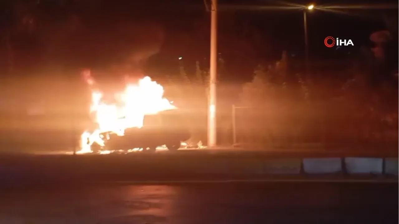 Seyir halindeki otomobil alev topuna döndü! Korku dolu anlar kamerada