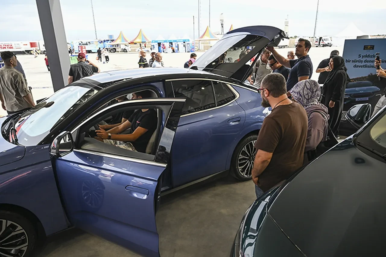 TOGG sedan modeli TEKNOFEST'te! T10F'e vatandaşlardan yoğun ilgi