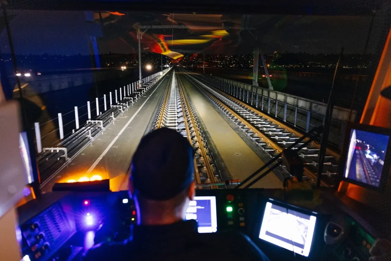 Tren kendi gücüyle yüzen köprüden geçti! Dünyada ilk