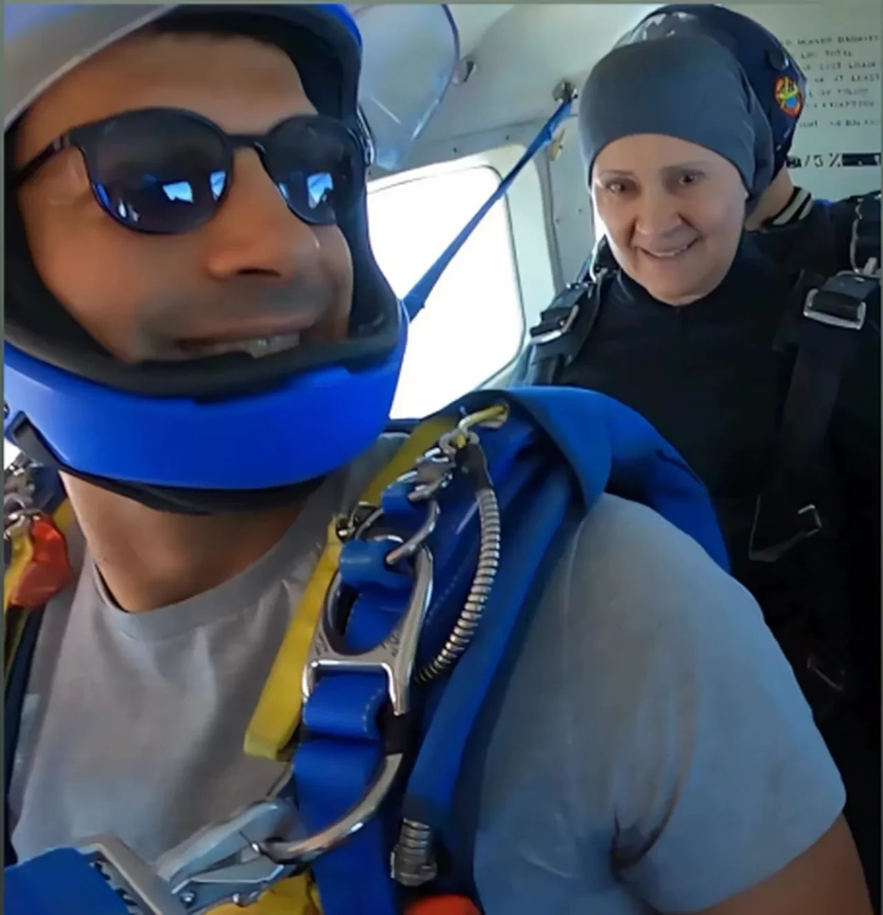 Uzak Şehir'in Sadakat'i Gonca Cilasun uçaktan atlayarak Filistin kefiyesi açtı