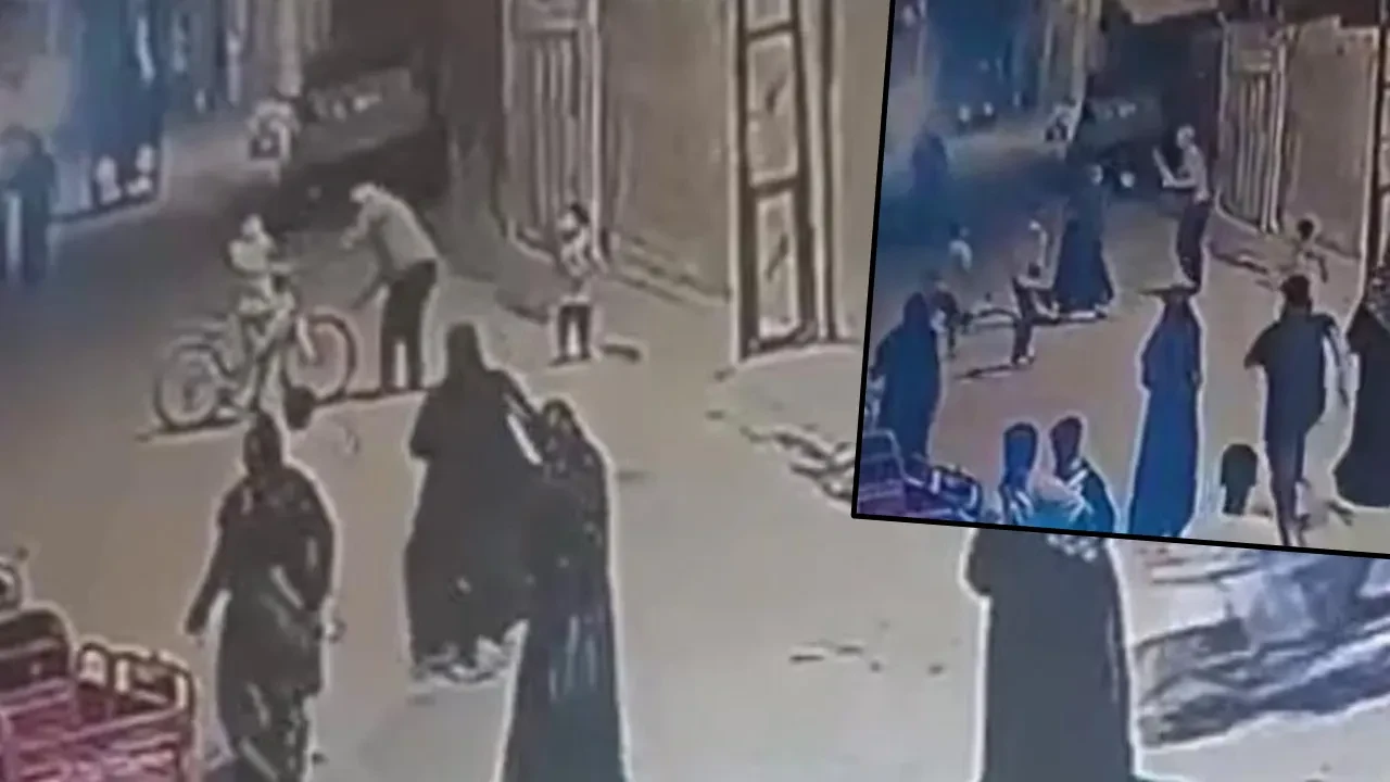 Vicdan yoksunu... Sokakta gürültü yapan çocukları, sopayla dövdü