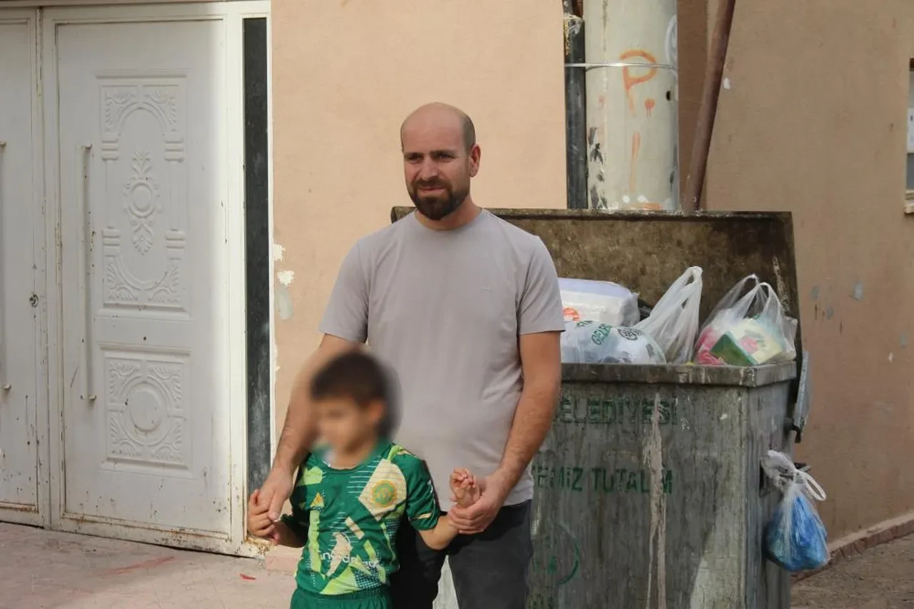 Yaramazlığı altınlardan etti: 6 yaşındaki çocuk altın dolu kutuyu sokağa attı