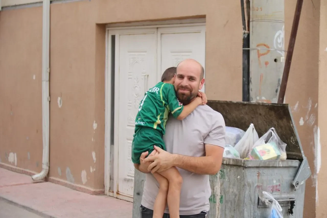 Yaramazlığı altınlardan etti: 6 yaşındaki çocuk altın dolu kutuyu sokağa attı