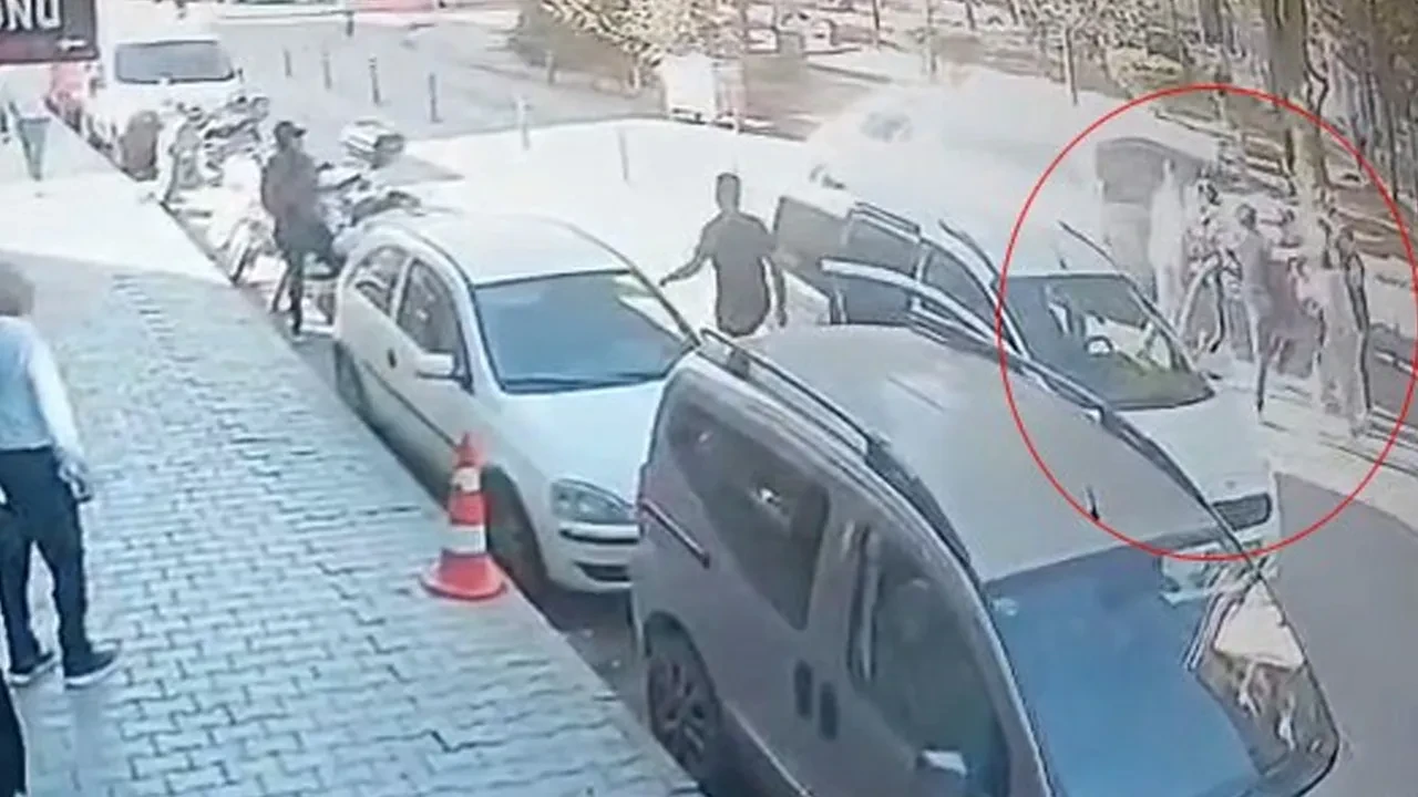 Yol kesip, 3 kişiyi darbettiler! O anlar kamerada