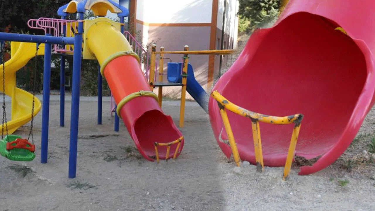 Akıllara durgunluk veren çocuk parkı! Bu demir korkuluğun neye yaradığını kimse bilmiyor