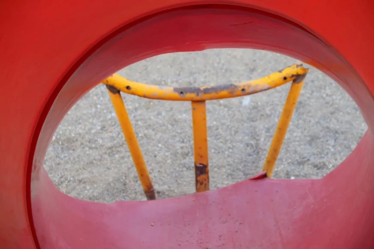 Akıllara durgunluk veren çocuk parkı! Bu demir korkuluğun neye yaradığını kimse bilmiyor