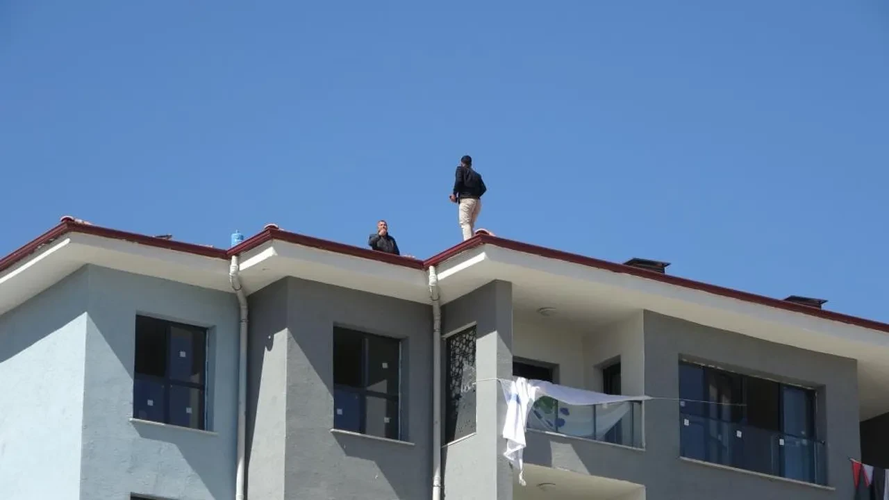 Alacağım var dedi, intihara kalkıştı! Polis yiyecek verip indirdi