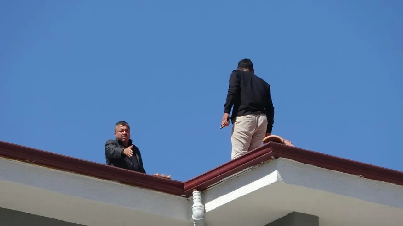 Alacağım var dedi, intihara kalkıştı! Polis yiyecek verip indirdi