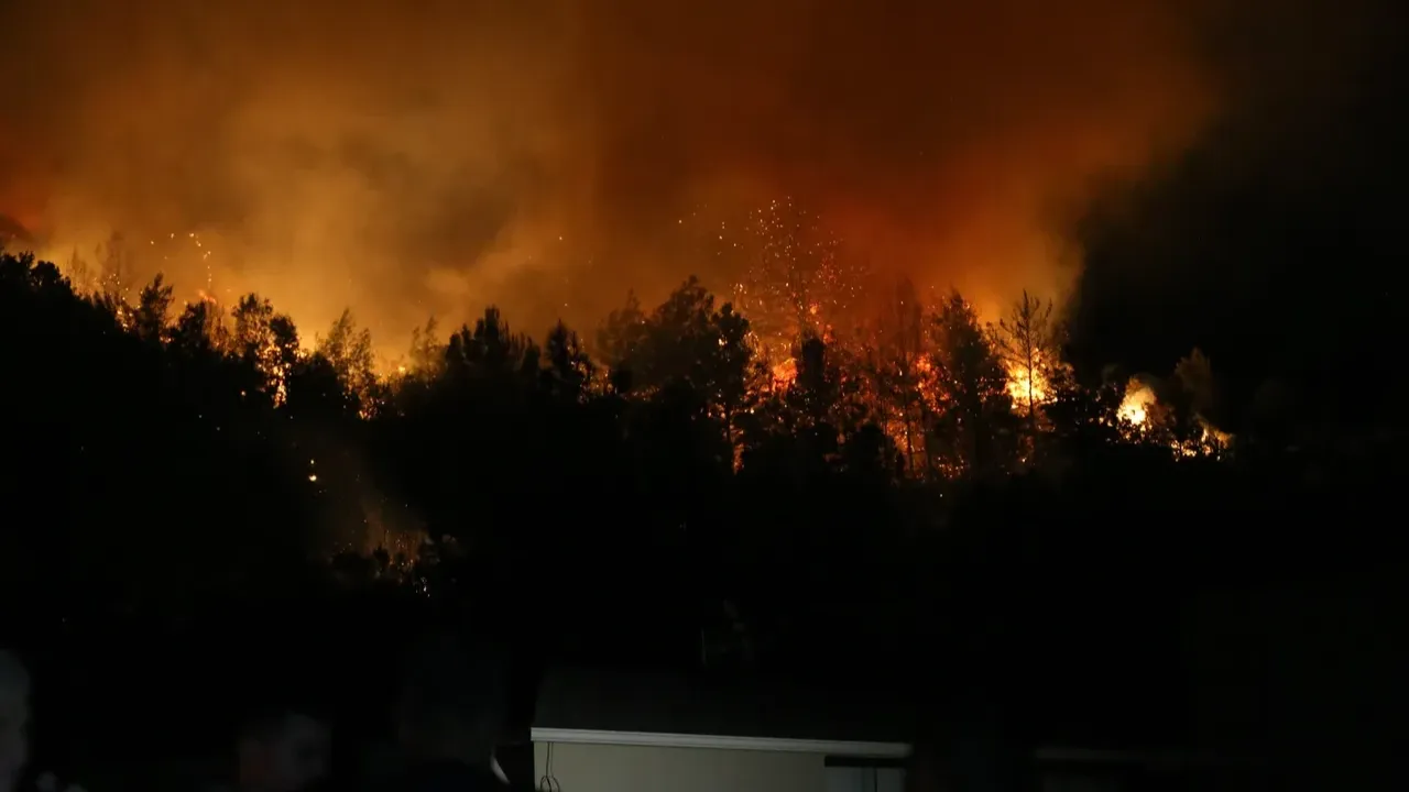 Antalya yangın söndürüldü mü son dakika? Aksu ve Alanya ilçelerinde yangın ilerliyor