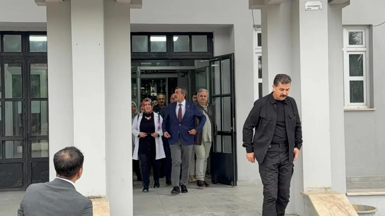 Bakan Tekin'den sürpriz ziyaret! Öğretmen önce veli sandı, sonra şaştı kaldı