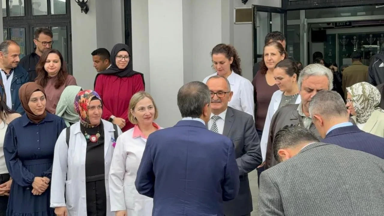 Bakan Tekin'den sürpriz ziyaret! Öğretmen önce veli sandı, sonra şaştı kaldı