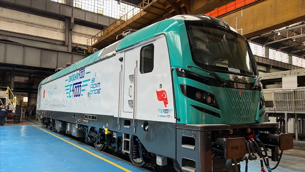 Bakan Uraloğlu: Yerli lokomotif sınıfının en güçlüsü olacak