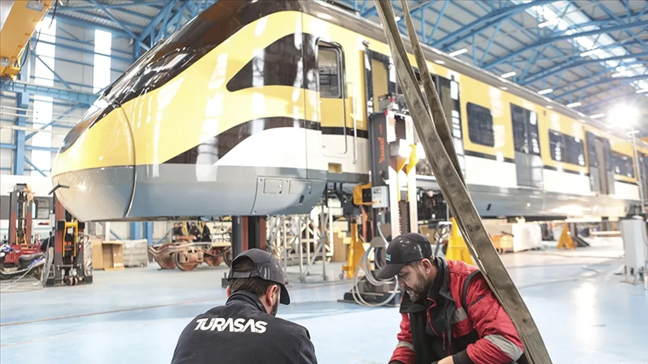 Bakan Uraloğlu: Yerli lokomotif sınıfının en güçlüsü olacak