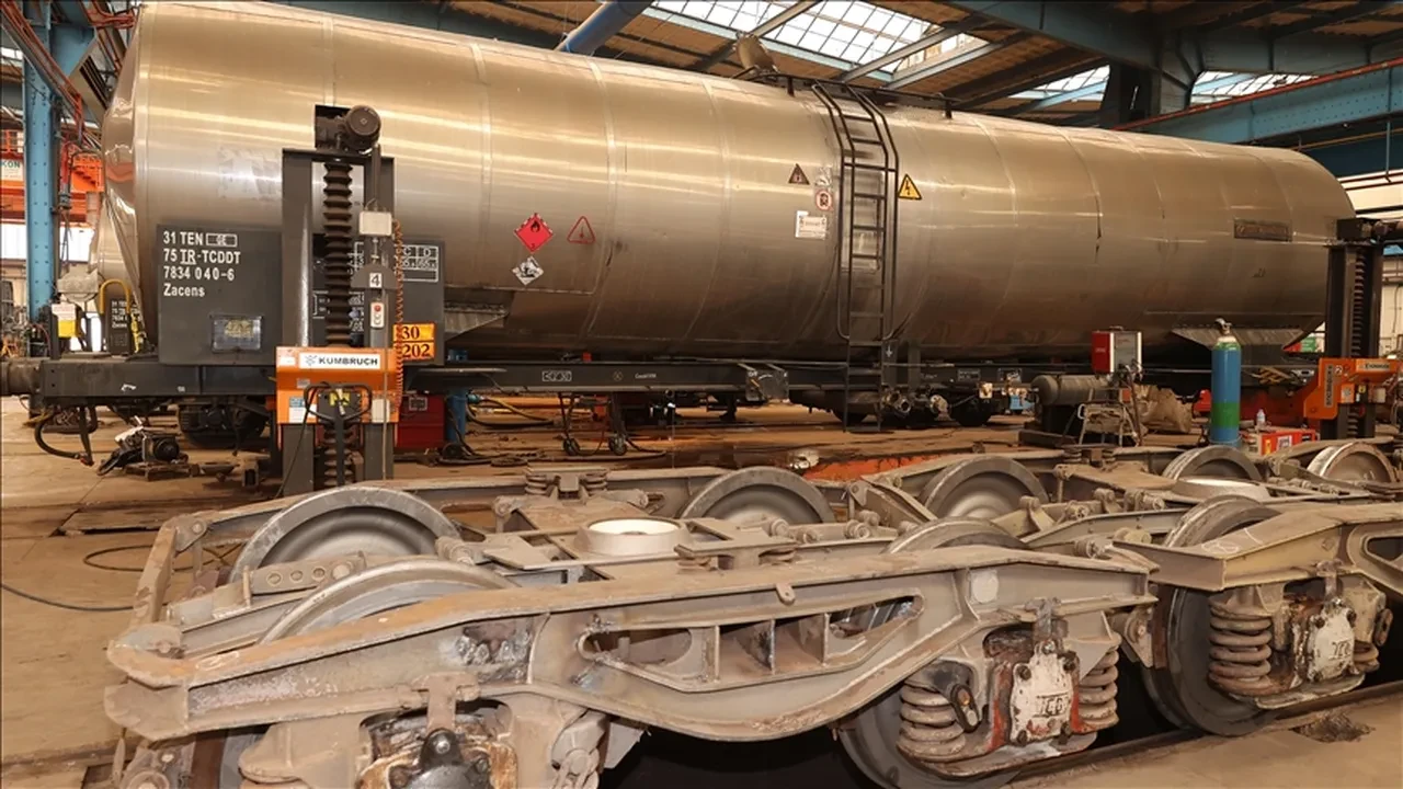 Bakan Uraloğlu: Yerli lokomotif sınıfının en güçlüsü olacak