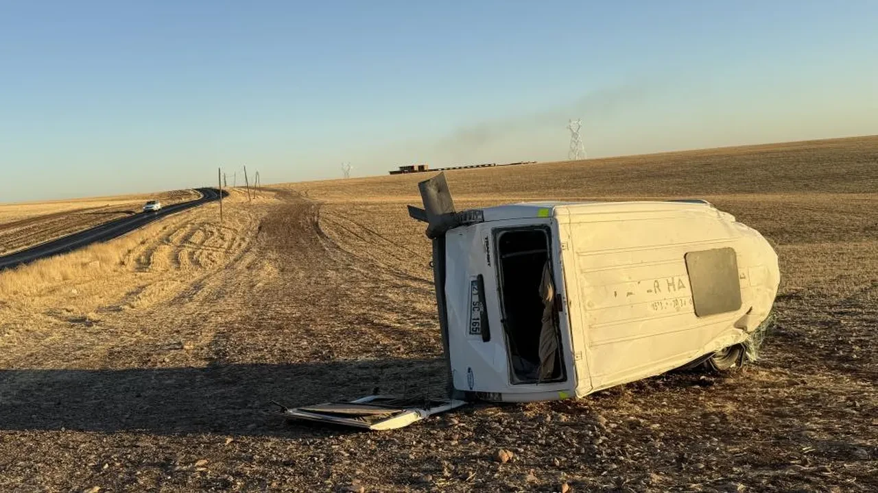 Diyarbakır'da öğrenci servisi ile otomobil çarpıştı: Çok sayıda yaralı var!