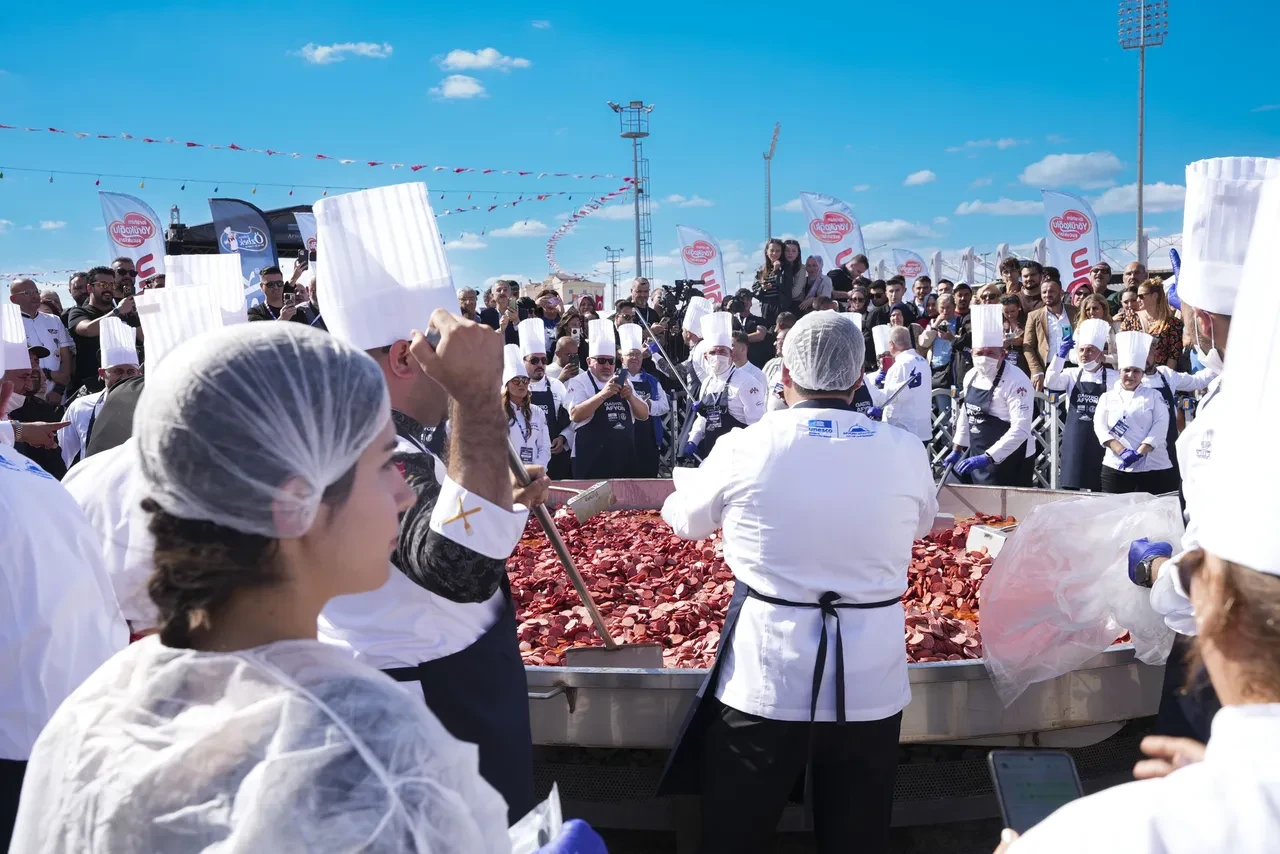 Dünya rekorunu kırdılar: Dev tavada 2 tona yakın sucuklu yumurta