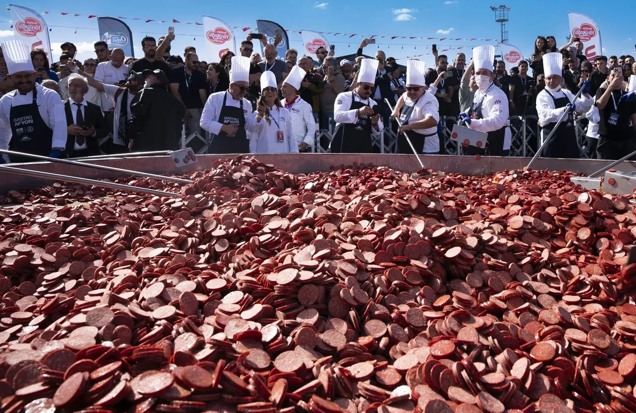 Dünya rekorunu kırdılar: Dev tavada 2 tona yakın sucuklu yumurta