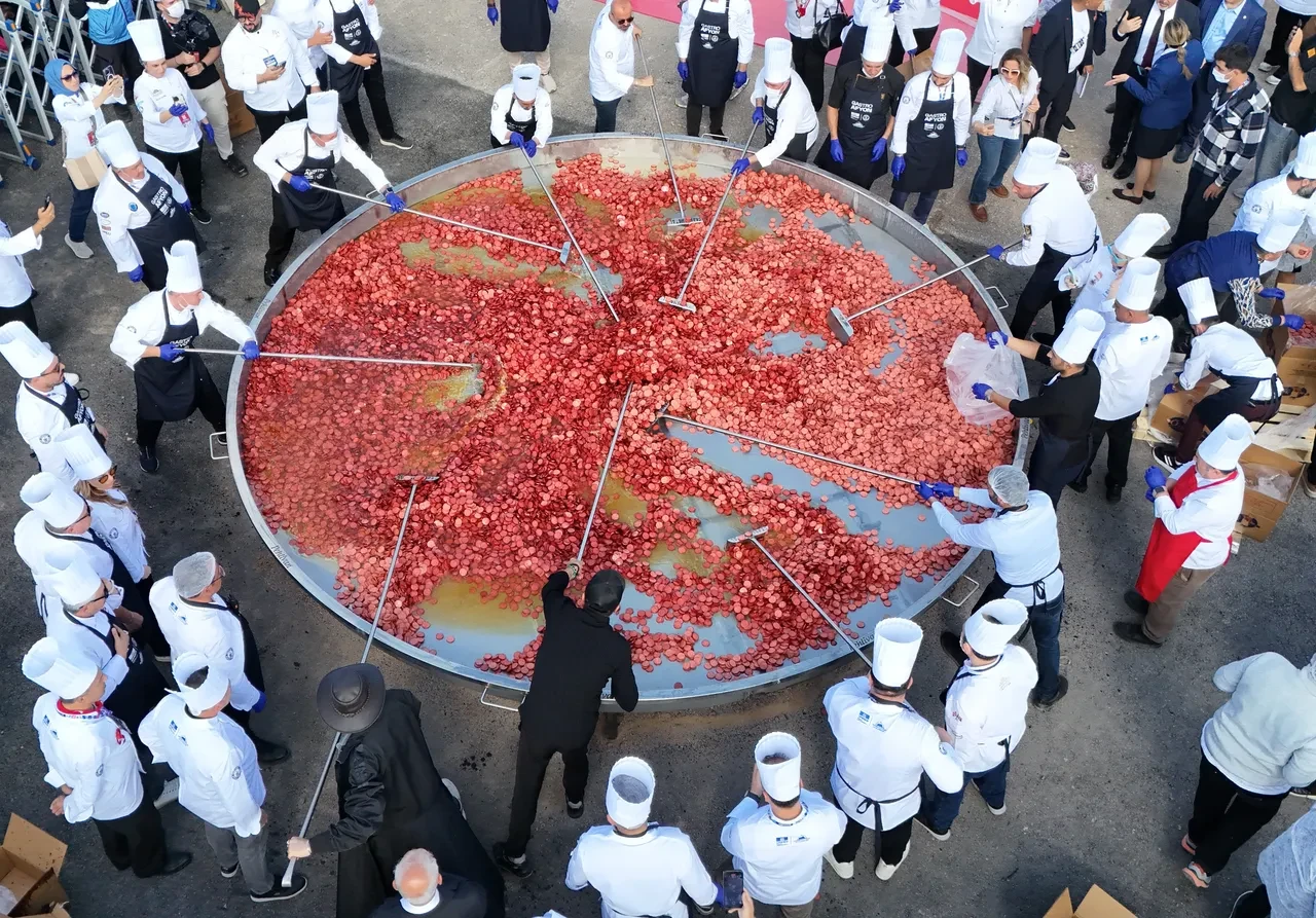 Dünya rekorunu kırdılar: Dev tavada 2 tona yakın sucuklu yumurta