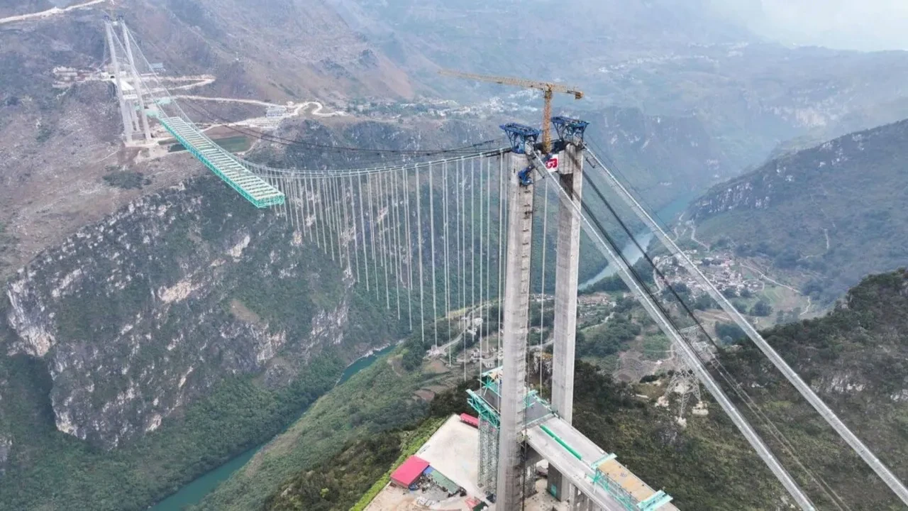 Dünyanın en yüksek köprüsünün inşaatında sona gelindi! Maliyeti dudak uçuklattı