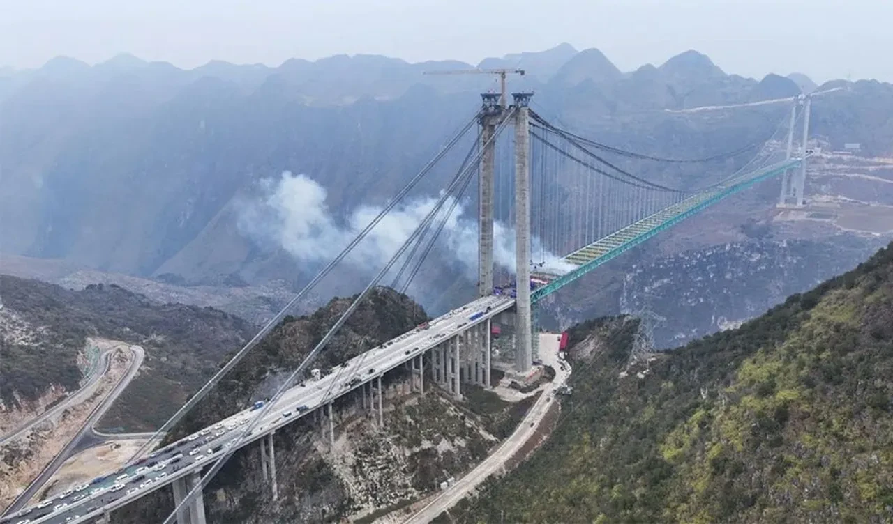 Dünyanın en yüksek köprüsünün inşaatında sona gelindi! Maliyeti dudak uçuklattı