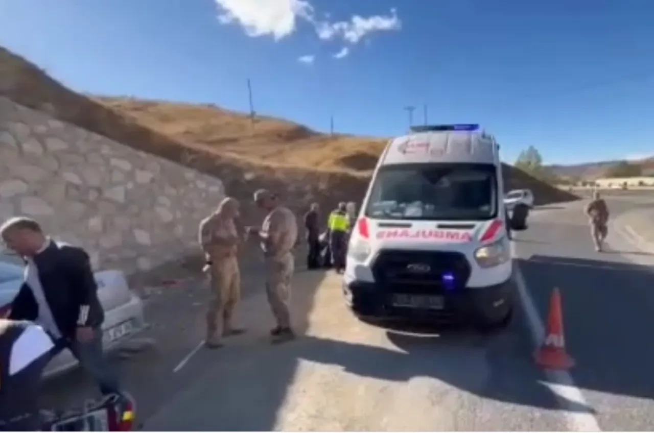 Elazığ'da feci kaza! Otomobil durağa daldı: Çok sayıda yaralı var
