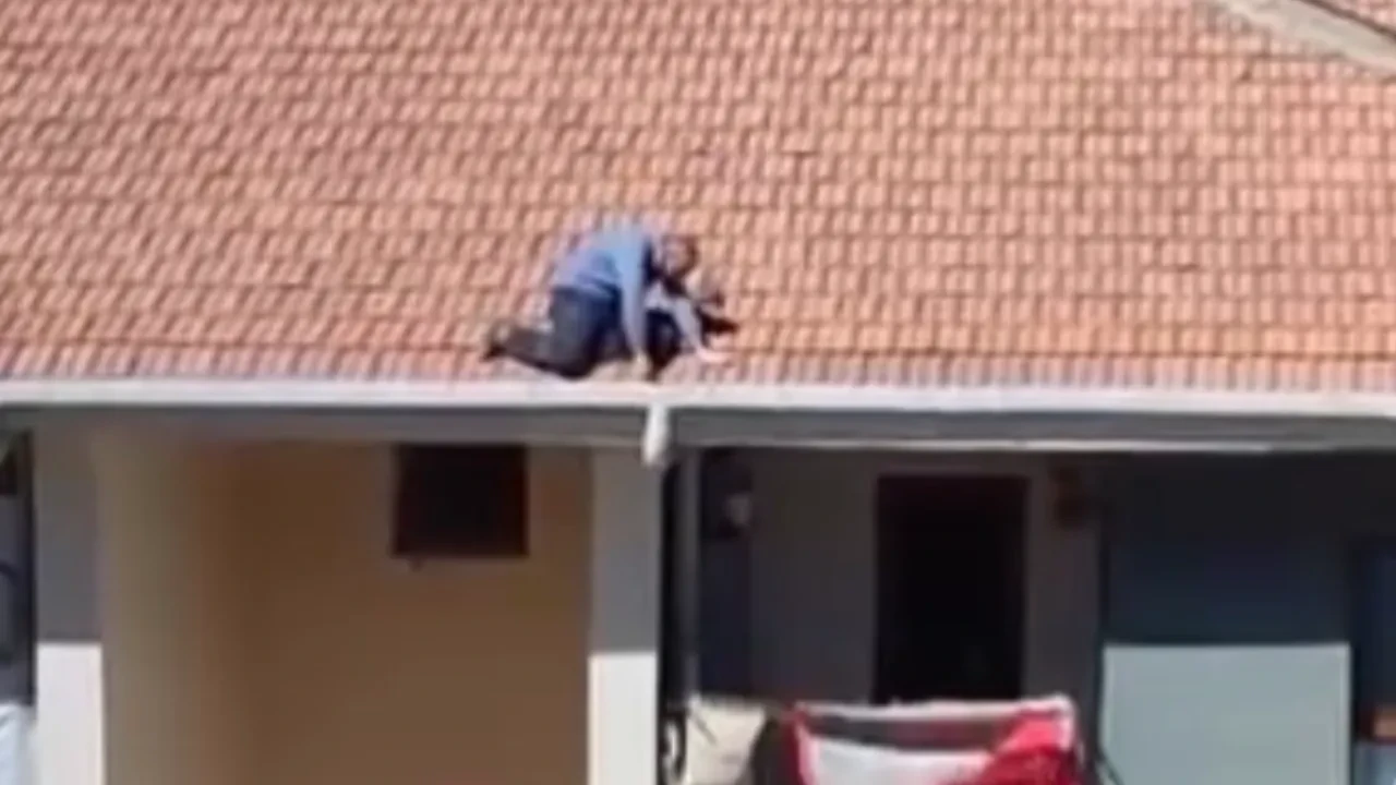 Fırtına umurunda bile olmadı! İzleyenlerin yüreği hop etti
