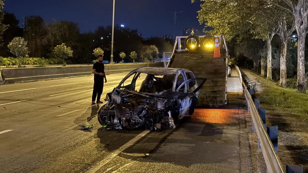 Esenler’de otomobil alev aldı, 5 kişi yaralandı