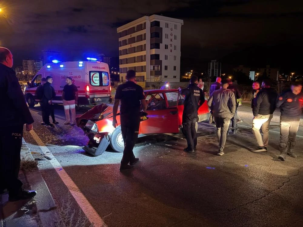 Kayseri’de korkunç kaza: Sürücü araçta sıkıştı, 3 yaralı