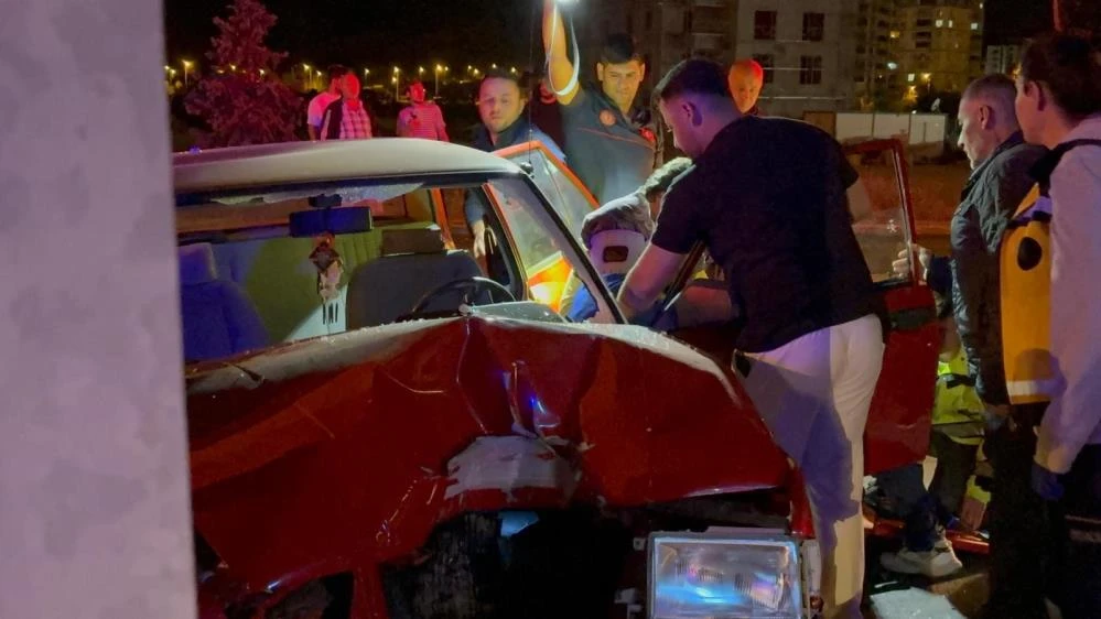 Kayseri’de korkunç kaza: Sürücü araçta sıkıştı, 3 yaralı